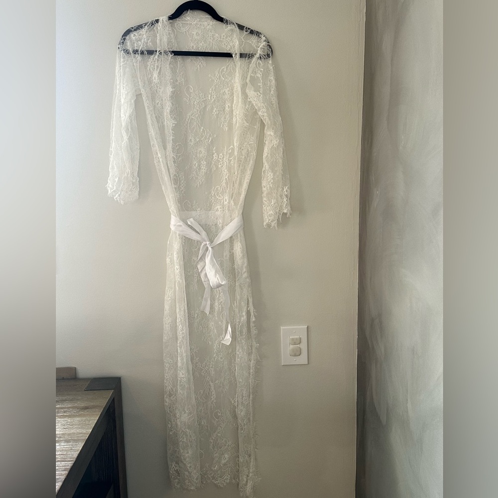 NWOT bridal embroidered lace white robe ribbon tie one size